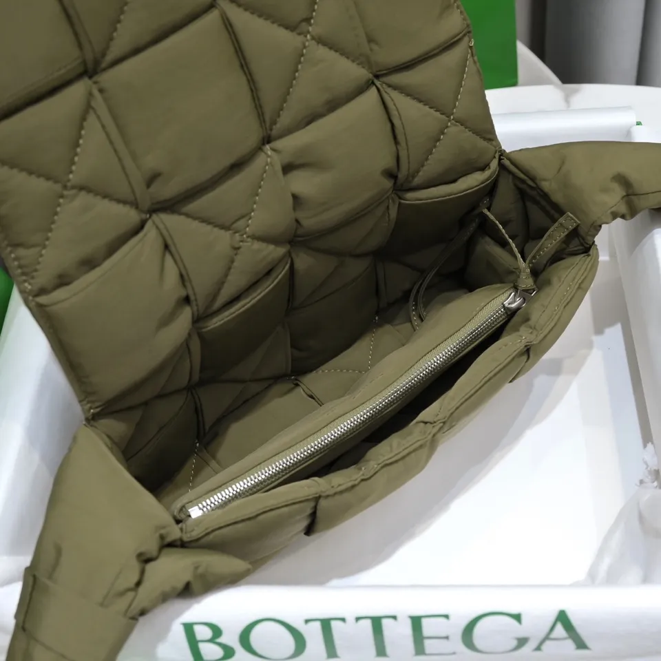 #𝐂𝐀𝐒𝐒𝐄𝐓𝐓𝐄 Nylon tofu tofu bag This Cassette is so cute, its cute appearance does not affect its practicality and the capacity is good! The fabric is low-key and very textured, suitable for daily wear with casual wear. The cross-woven design of the wide cloth is really stunning. The bag has a puffy shape and feels like a piece of tofu. It can be worn on one shoulder, cross-body or as a waist bag. You can also adjust the shoulder strap to the size of the bag under the armpit, so you can have it all! S30x15cm【8951#】real shot